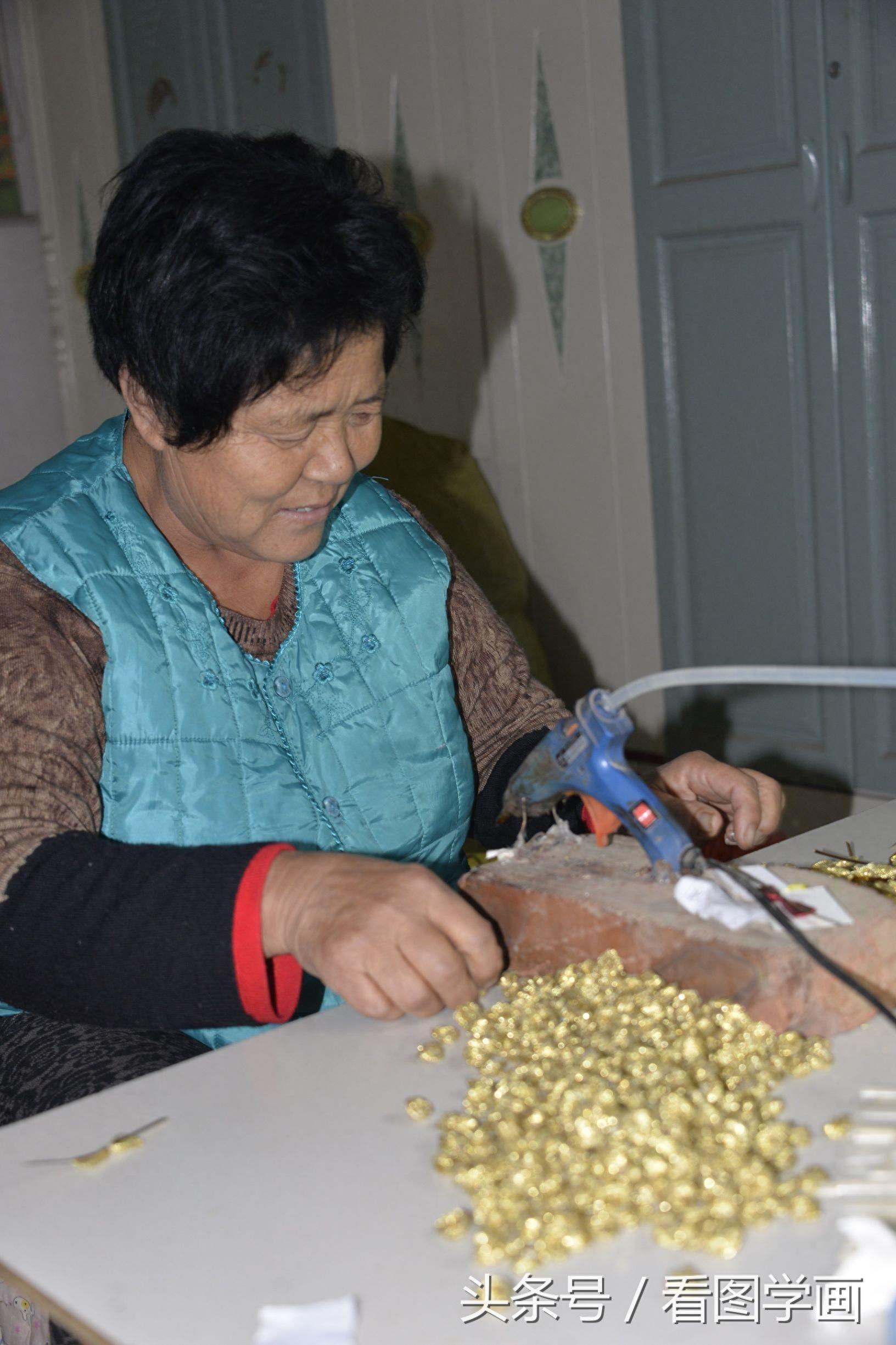 50后大婶加工沾花每5秒加工一个足不出门月入近千元