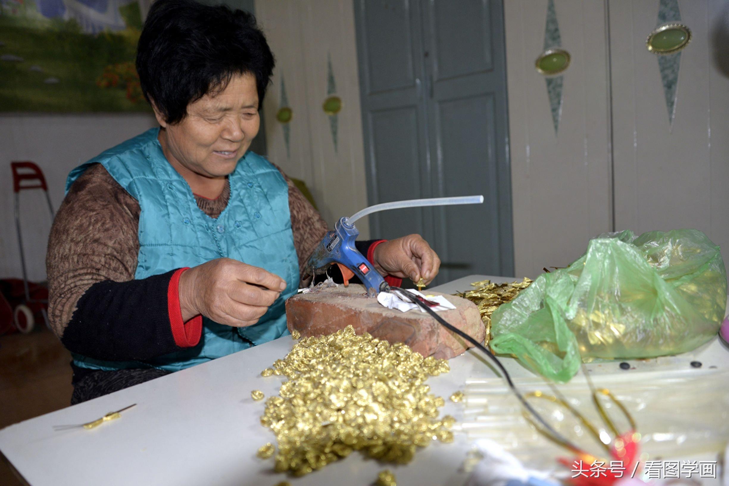 50后大婶加工沾花每5秒加工一个足不出门月入近千元