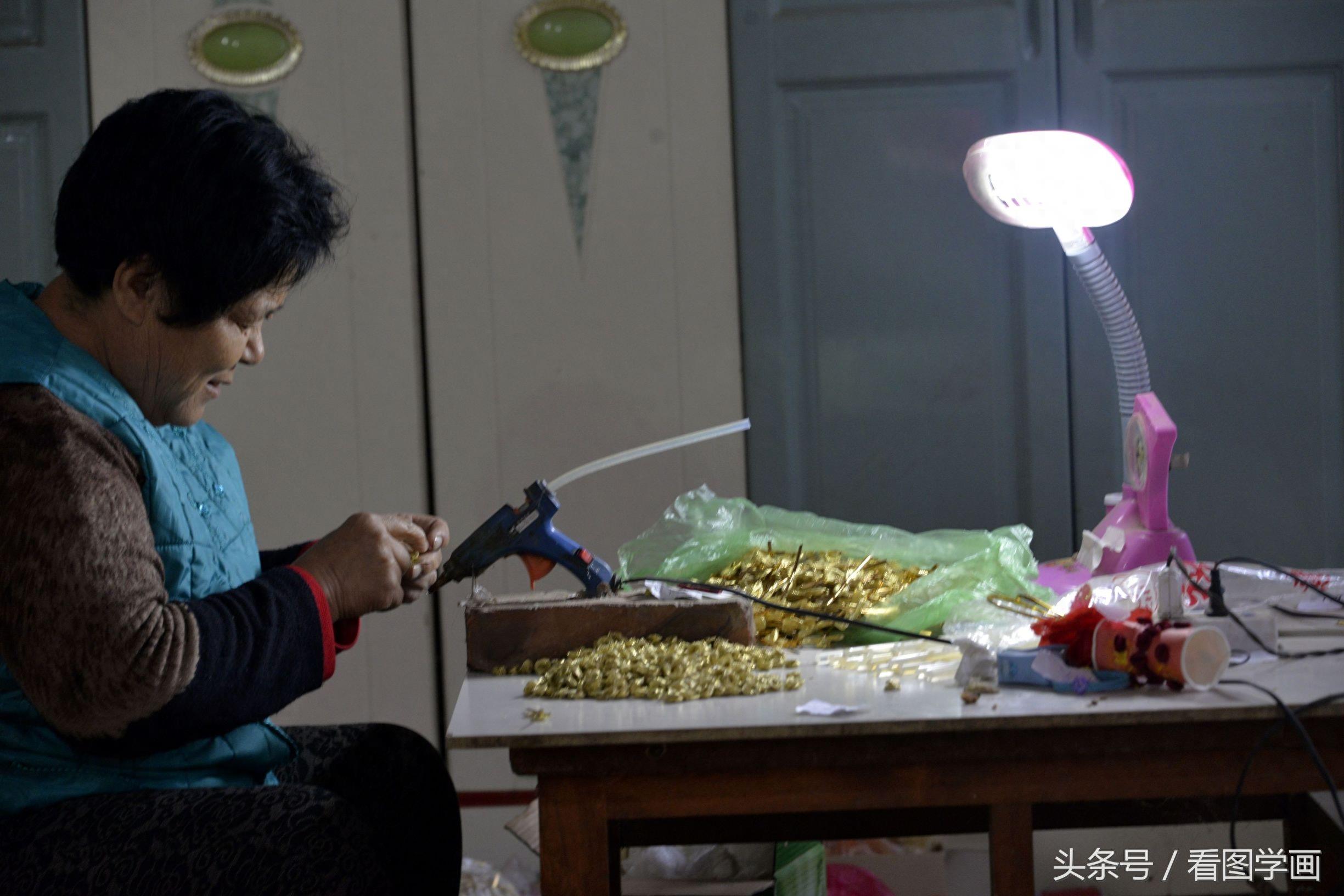 50后大婶加工沾花每5秒加工一个足不出门月入近千元