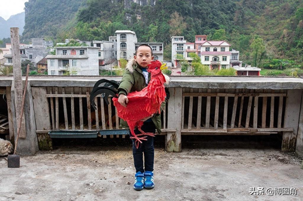 过年贴春联，奶奶叮嘱我别忘了在牛圈、猪圈外贴上“六畜兴旺”