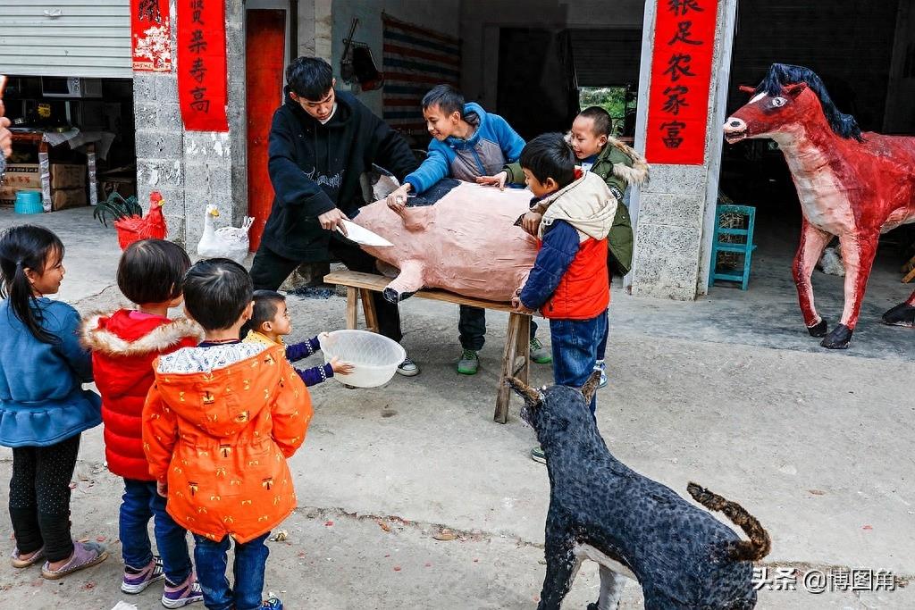 过年贴春联，奶奶叮嘱我别忘了在牛圈、猪圈外贴上“六畜兴旺”
