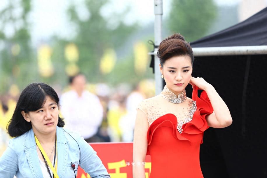陈超:温婉灵动的湖北卫视女主持