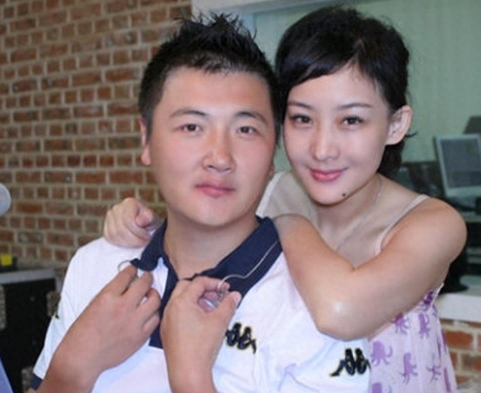 孙楠与妻子潘蔚近照,网友:还是买红妹看着顺眼