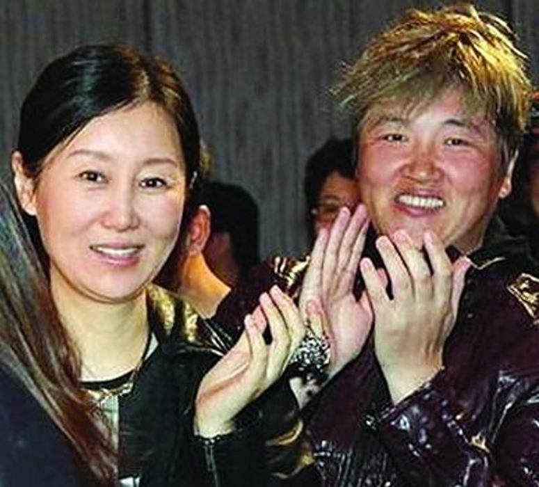 孙楠与妻子潘蔚近照,网友:还是买红妹看着顺眼