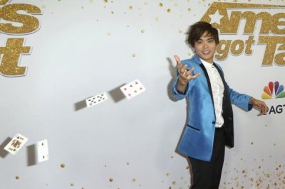 超凡纸牌魔术!「美国达人秀」开播12年首位华裔夺冠