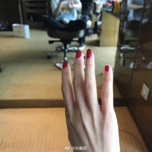 ​张靓颖晒右手照，新做美甲却没带婚戒，引网友联想和关注