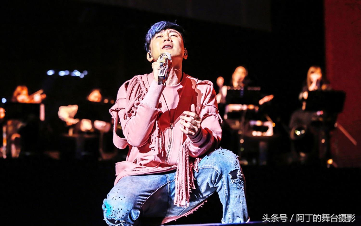 JJ林俊杰“圣所”世界巡回演唱会上海开唱,David Foster登台助阵