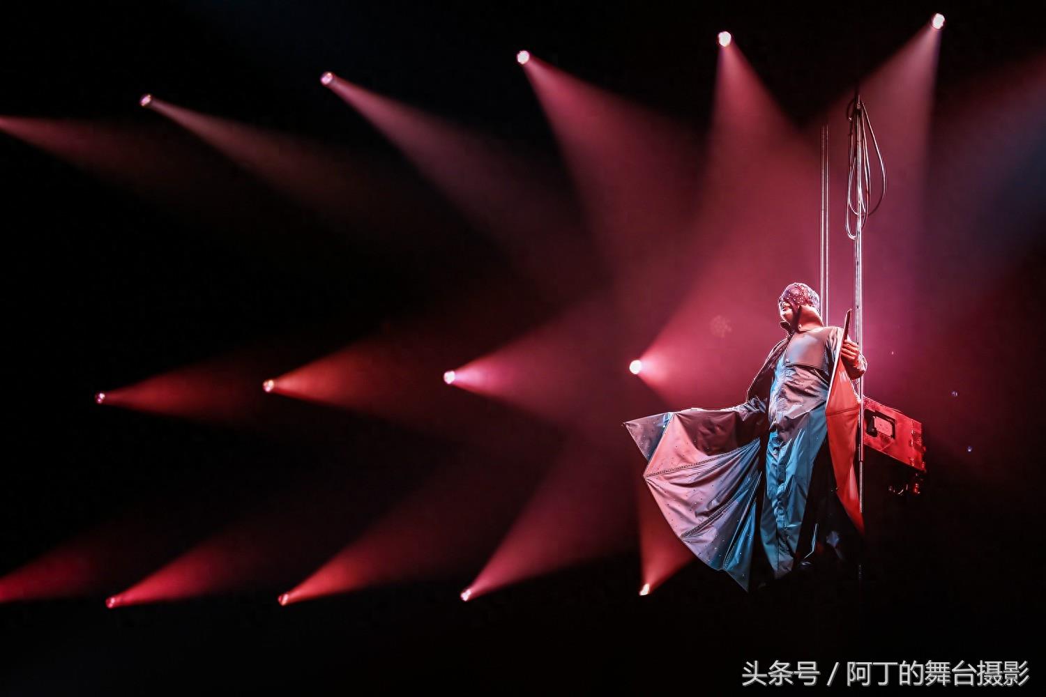 JJ林俊杰“圣所”世界巡回演唱会上海开唱,David Foster登台助阵