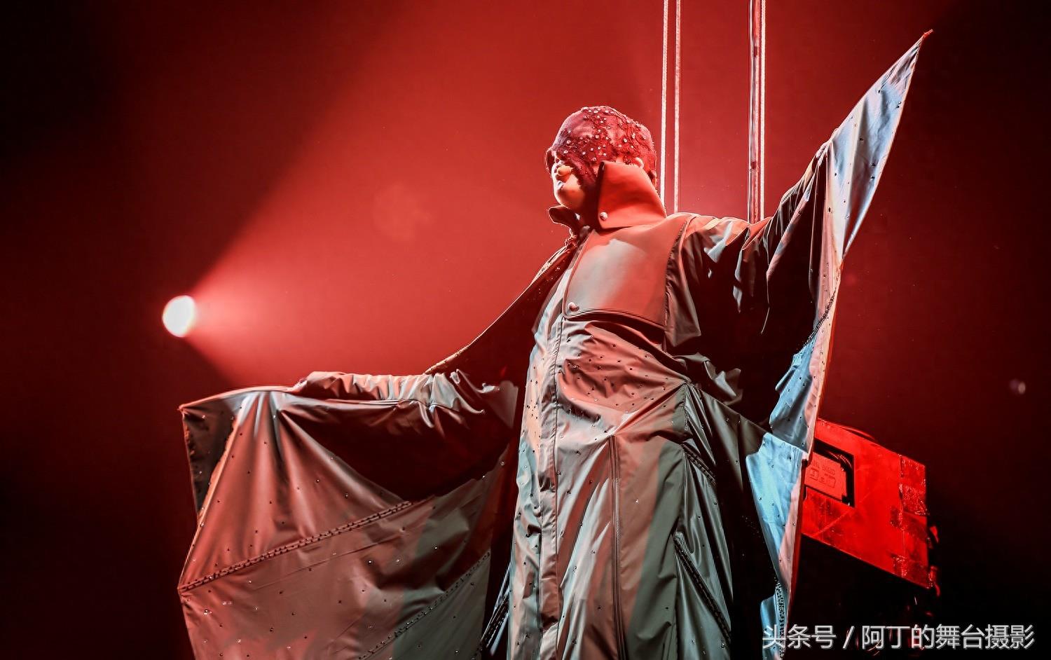 JJ林俊杰“圣所”世界巡回演唱会上海开唱,David Foster登台助阵
