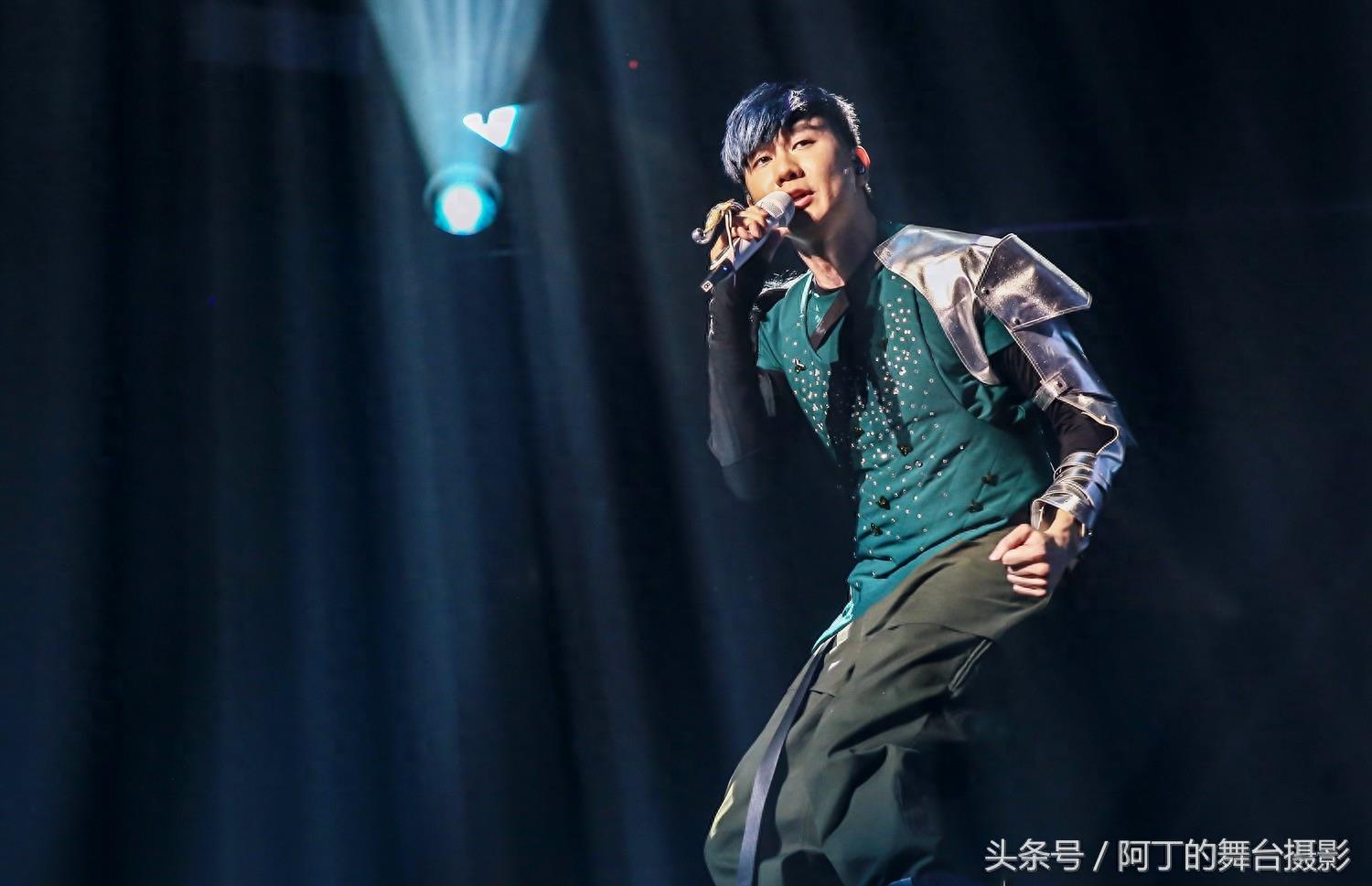 JJ林俊杰“圣所”世界巡回演唱会上海开唱,David Foster登台助阵