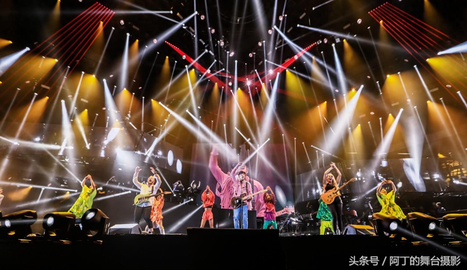 JJ林俊杰“圣所”世界巡回演唱会上海开唱,David Foster登台助阵