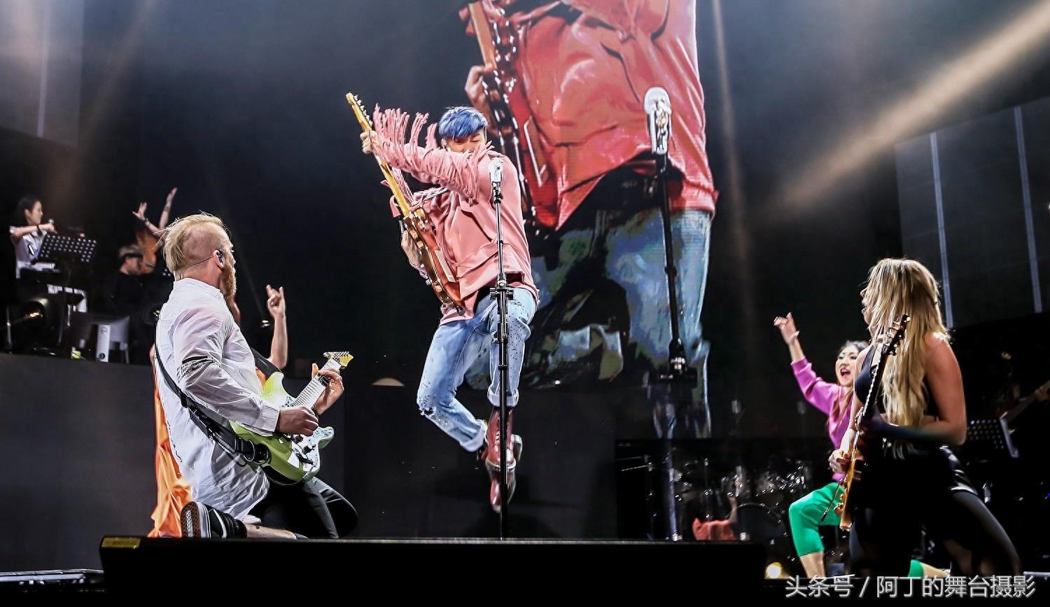 JJ林俊杰“圣所”世界巡回演唱会上海开唱,David Foster登台助阵