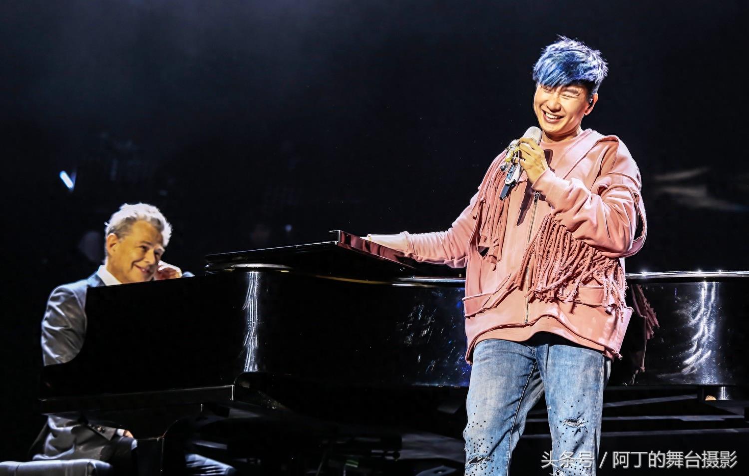 JJ林俊杰“圣所”世界巡回演唱会上海开唱,David Foster登台助阵