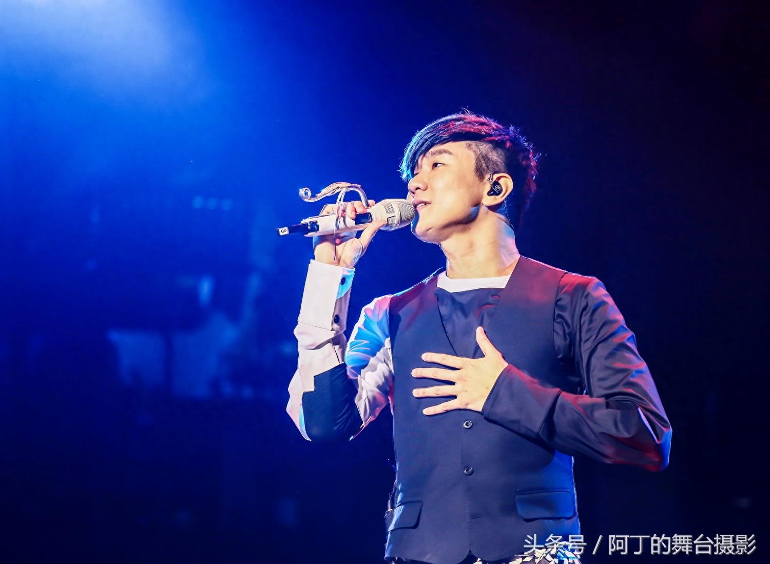 JJ林俊杰“圣所”世界巡回演唱会上海开唱,David Foster登台助阵