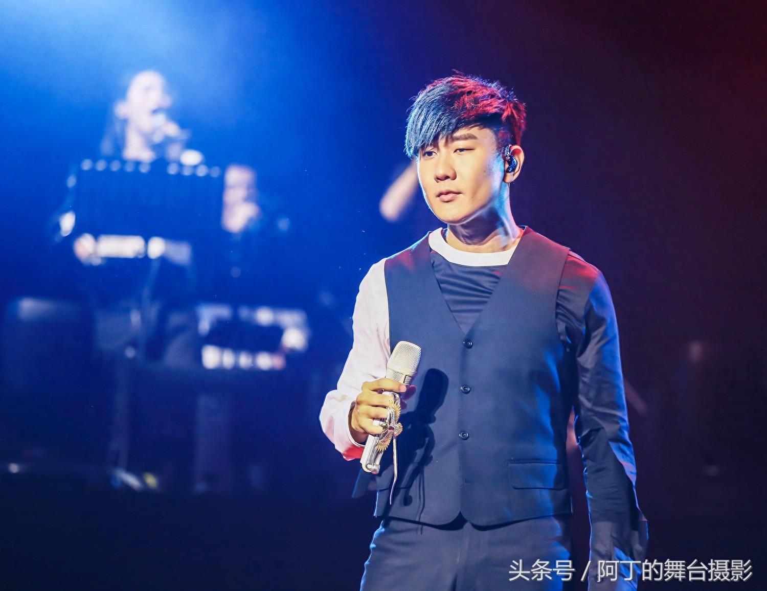 JJ林俊杰“圣所”世界巡回演唱会上海开唱,David Foster登台助阵