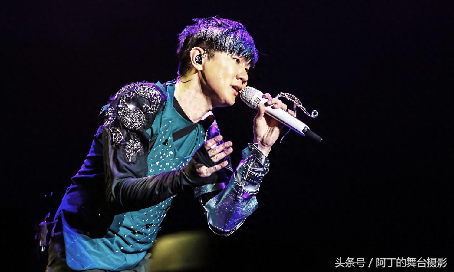 JJ林俊杰“圣所”世界巡回演唱会上海开唱,David Foster登台助阵