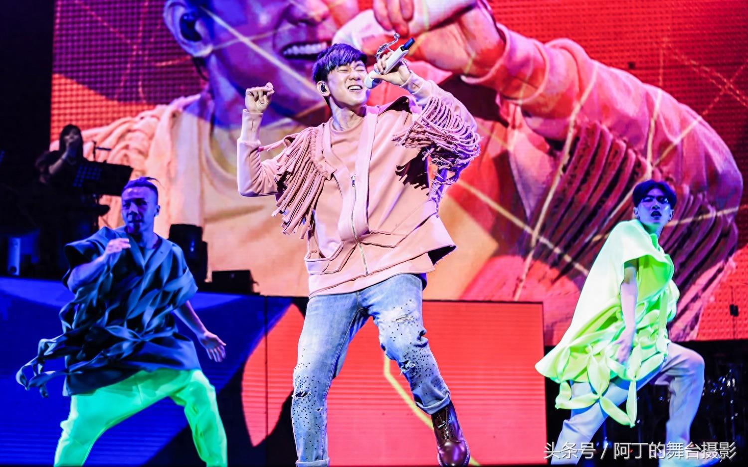 JJ林俊杰“圣所”世界巡回演唱会上海开唱,David Foster登台助阵
