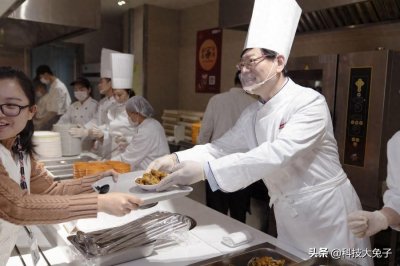 ​联想总裁杨元庆现身食堂 为员工打饭送鱼送祝福
