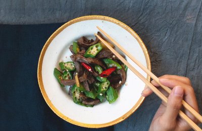 ​牛肉和秋葵一起炒，味道鲜美，好吃又不腻