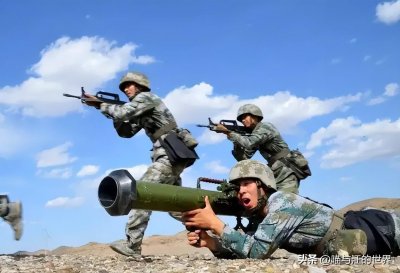 ​新兵打仗，拼命装弹匣挂满全身，老兵看见却笑了？上过战场的都懂