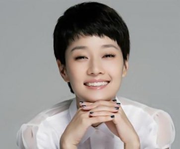 ​马伊琍6岁小女儿罕曝光！古灵精怪紧牵姐姐手，身高已过妈妈腰