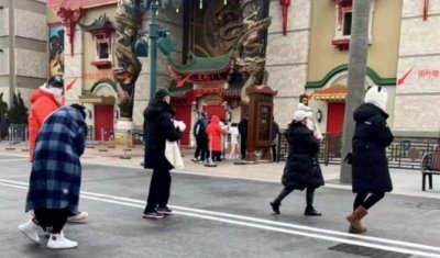 ​网友偶遇王石携妻女出游，娇妻小自己30岁，抛妻弃子重组幸福家庭