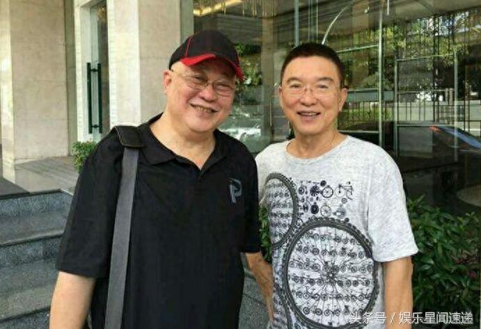 65岁包青天金超群近照,晚年发福脑瘤缠身,与妻恩爱至今无子