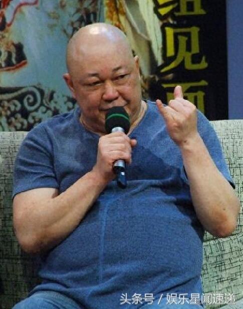 65岁包青天金超群近照,晚年发福脑瘤缠身,与妻恩爱至今无子