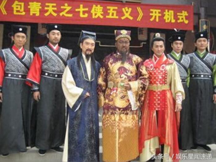 65岁包青天金超群近照,晚年发福脑瘤缠身,与妻恩爱至今无子