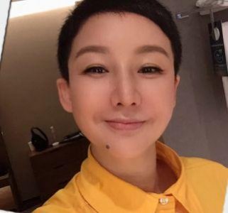 ​孙楠前妻买红妹罕露面，保养太好看不出年纪，大长腿实力抢镜