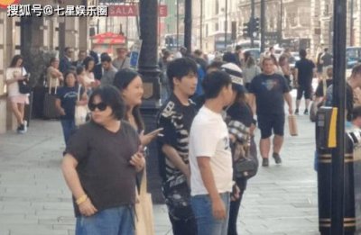 ​40岁大张伟现身伦敦，眼神不离娇妻，刘迎正脸曝光，圆润有气质