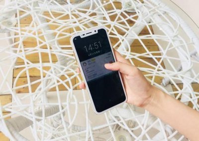 ​4G+64G，刘海屏+双摄，899元