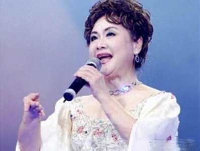 ​72岁李谷一全家照曝光 二婚丈夫似儿子般年轻 前夫儿子有出息！