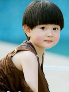 ​小男孩可爱蘑菇头发型 尽显童年快乐时光