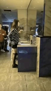 ​桂林一酒吧，真会“玩”！出现双面镜
