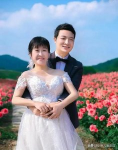 ​46岁脑瘫诗人余秀华正式官宣二婚，如今她已是爱情事业双丰收