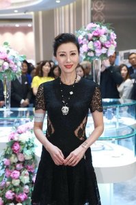 ​黑色的裙子修身效果不赖，像李嘉欣的选择，端庄气质还显嫩
