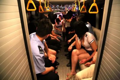 湖北通城警方扫黄现场
