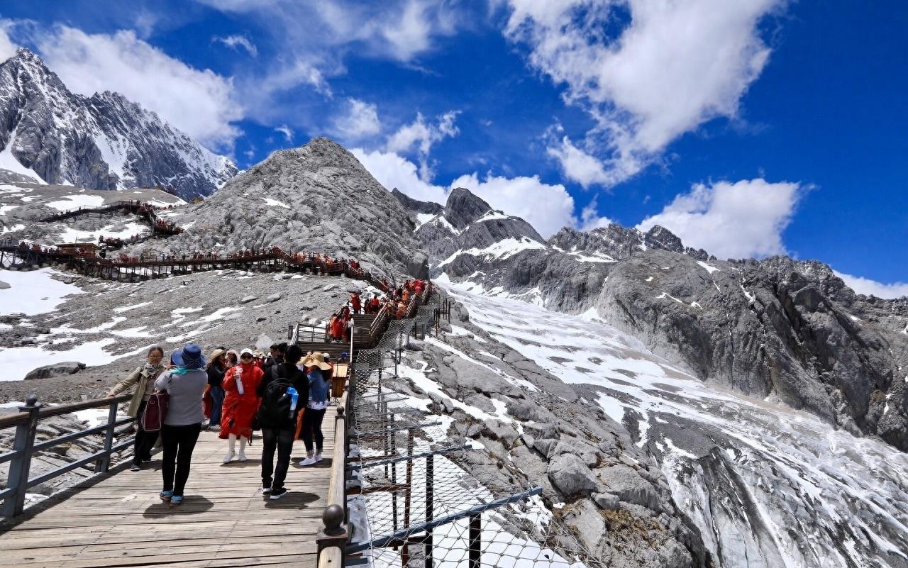 玉龙雪山，位于云南省丽江市境内雪山群