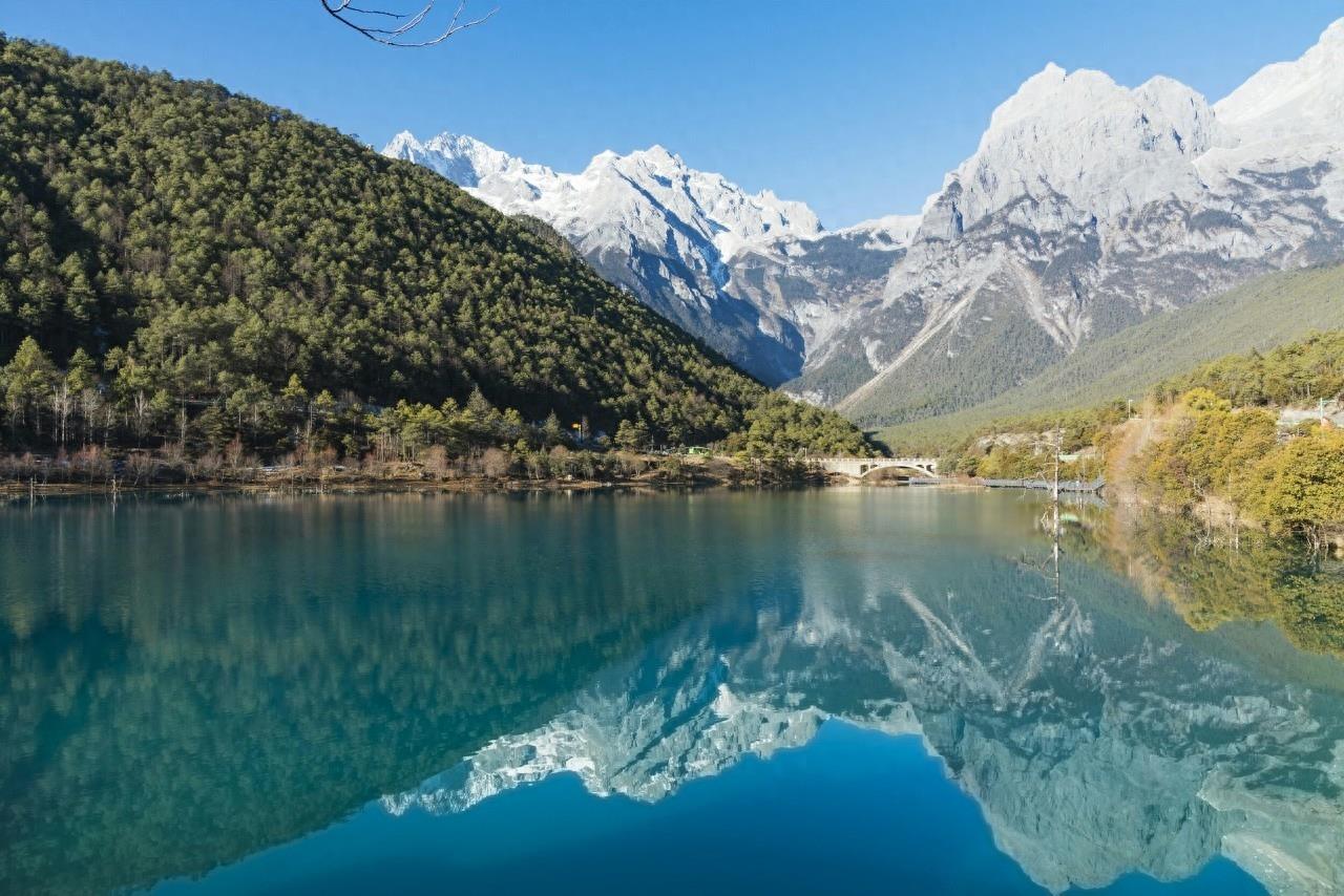 玉龙雪山，位于云南省丽江市境内雪山群