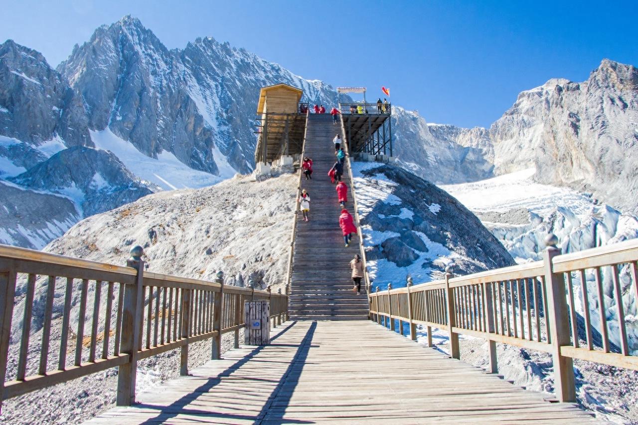 玉龙雪山，位于云南省丽江市境内雪山群