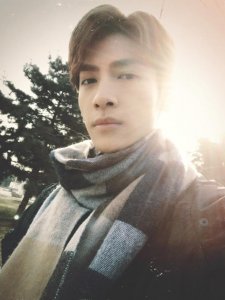 ​“何以琛”罗云熙晒照鼻孔抢镜差别大，29岁还自称少年？