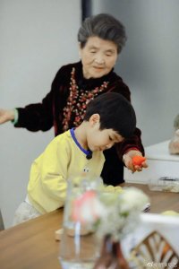 ​杨子的妈妈杨雪芹真是一位了不起的妈妈，老了享福才叫福