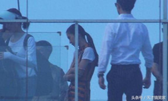 Baby拍戏中途腹疼医院求医，脸色惨白