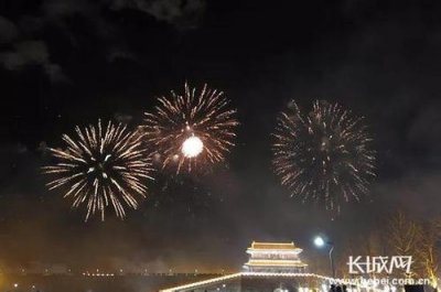 ​石家庄正定火了，一天游客超过20万，与喜欢的人一起去看烟花吧