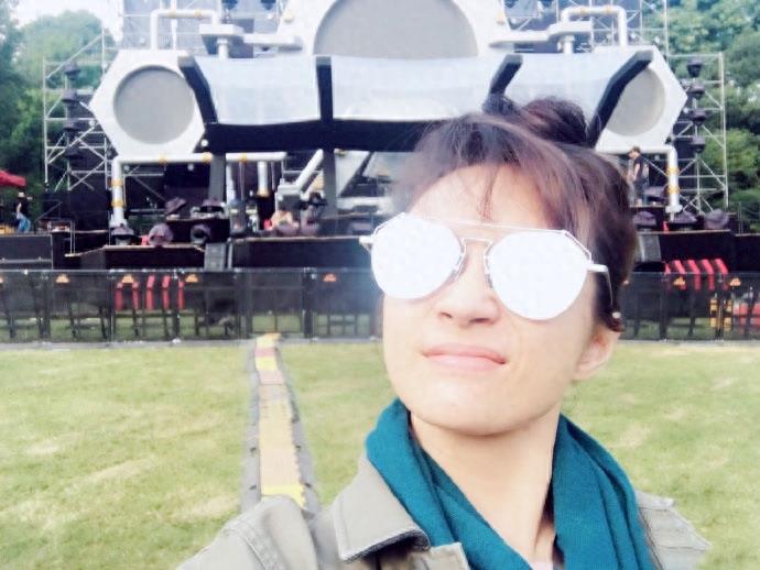 飞儿乐队詹雯婷生活近照,素颜水嫩脸微胖,单飞不易36岁不敢爱