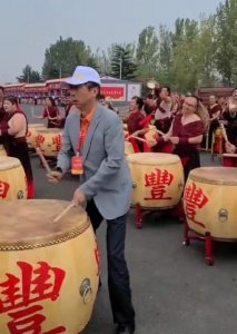 ​63岁冯巩山西打鼓唱歌活力十足，45岁周炜却满头白发状态苍老