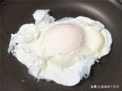 ​怎么让水煮荷包蛋不煮碎，不产生过多的泡沫还不粘锅呢，试试这招