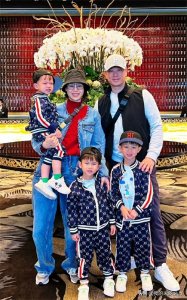 ​胡杏儿一家五口游澳门，三个儿子都像李乘德，6岁奕霆仔颜值最高