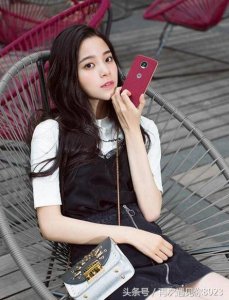 ​她叫欧阳娜娜是个音乐天才，13岁考取世界顶尖音乐学校